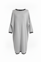 Ghost-Mannequin Strickkleid in Hellgrau