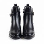 Produktfoto schwarze Stiefeletten Frontansicht weißer Hintergrund