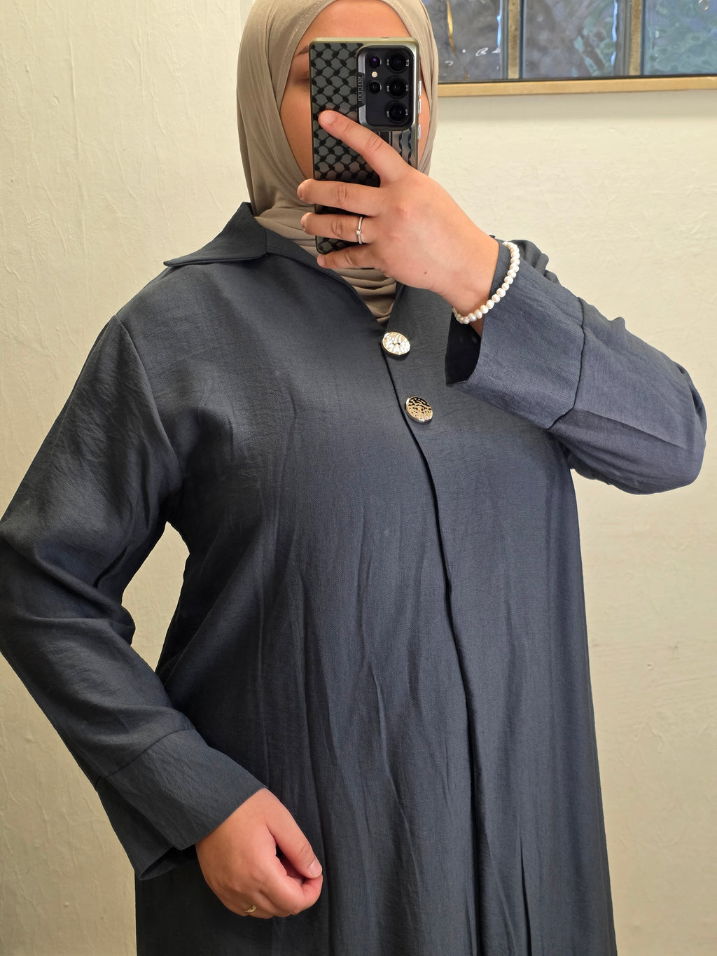 Viskosekleid mit Knopfdetails